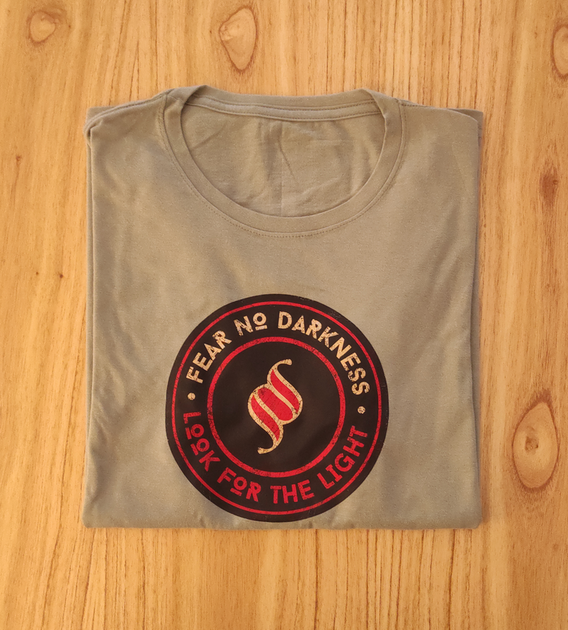 Remera Fear No Darkness - Musgo - XL - Imagen 2